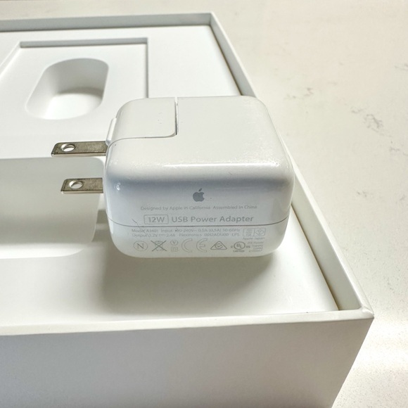 iPad Air 1st Gen 📱 16GB Wi-Fi + Box, Adapter, & Bonus Case – Good Condition! - Picture 9 of 11